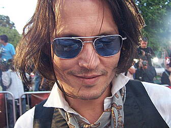Johnny Depp sneaks dogs into O...
